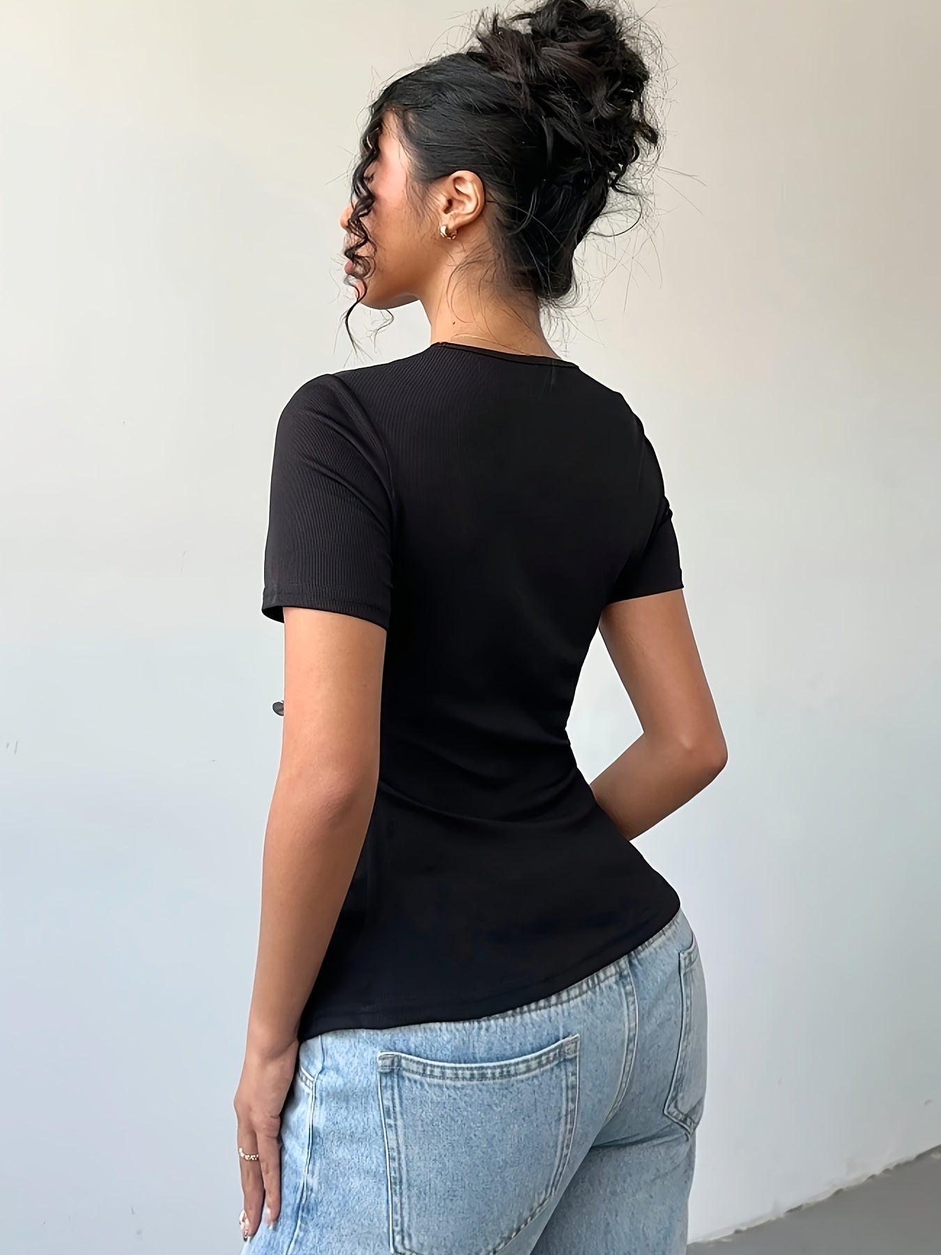 Cyndi | Asymmetrische Top met Strikdetails en Zijsplit