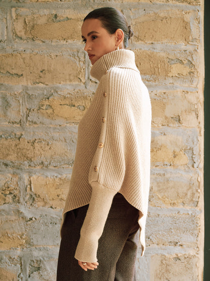 Stijlvolle Beige Dames Gebreide Poncho Trui met Col en Knoopdetail