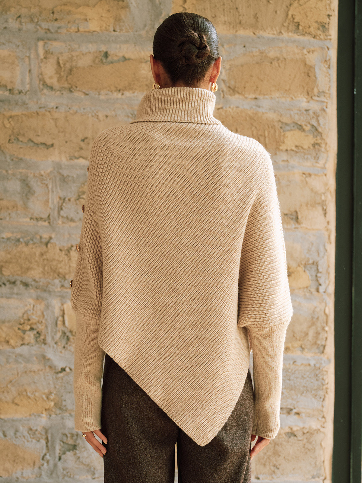 Stijlvolle Beige Dames Gebreide Poncho Trui met Col en Knoopdetail