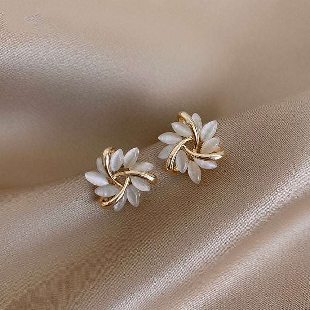 Elegante en Prachtige Ronde Opaal Bloemoorbellen in goud