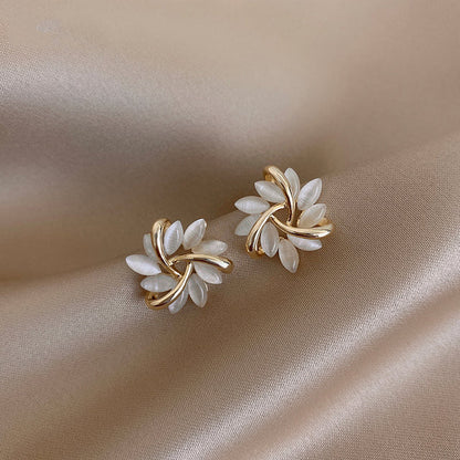Elegante en Prachtige Ronde Opaal Bloemoorbellen in goud