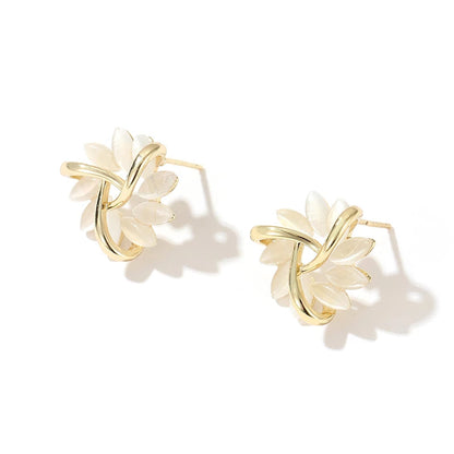 Elegante en Prachtige Ronde Opaal Bloemoorbellen in goud