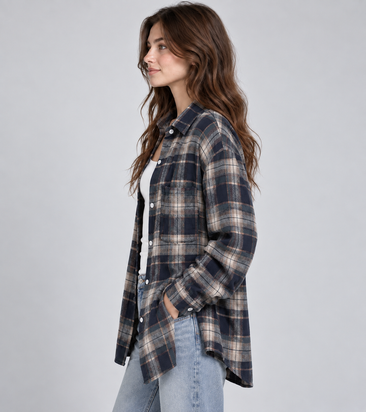Oversized checked women's shirt with chest pocket and button fastening