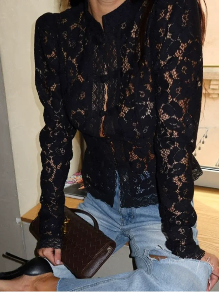 Chique przezroczysta damska bluzka koronkowa z kołnierzem stojącym