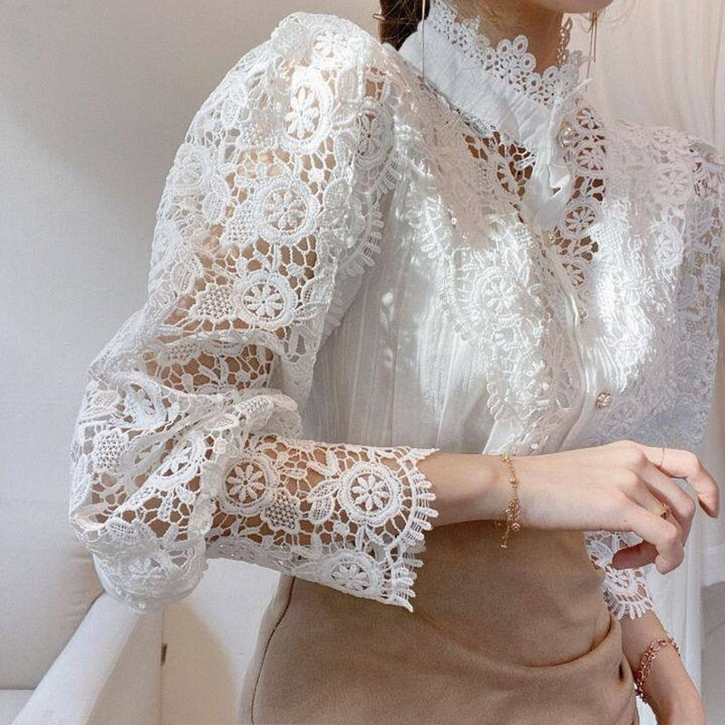 Tonja | Vintage Kantblouse met Parelknopen