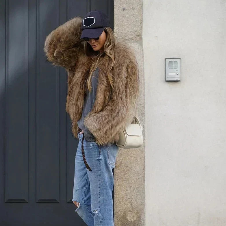Pluizige Faux-Fur Dames Winterjas met Lange Mouwen en Cropped Zoom