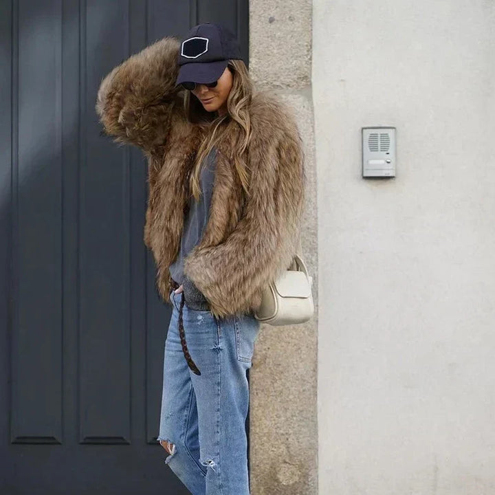 Pluizige Faux-Fur Dames Winterjas met Lange Mouwen en Cropped Zoom