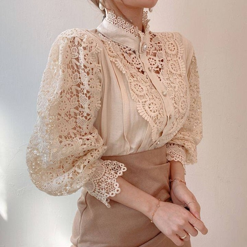 Tonja | Vintage Kantblouse met Parelknopen