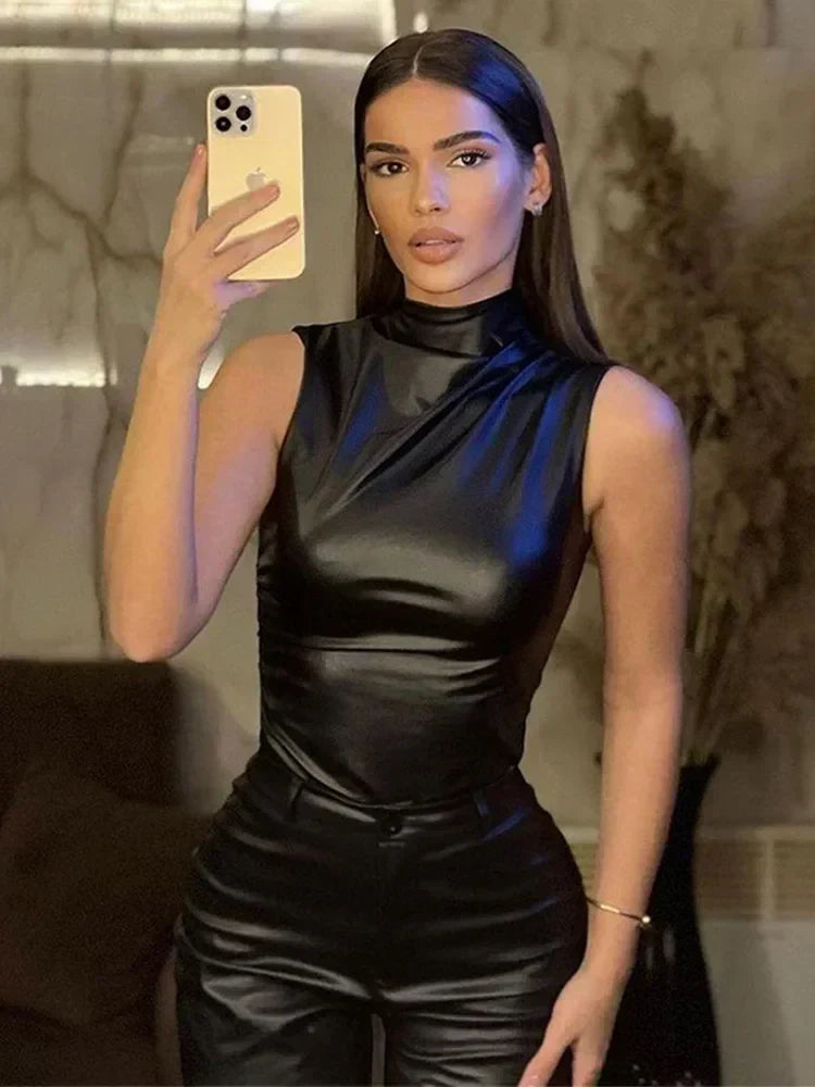 Stylowa damska skórzana bluzka bez rękawów z drapowanym dekoltem