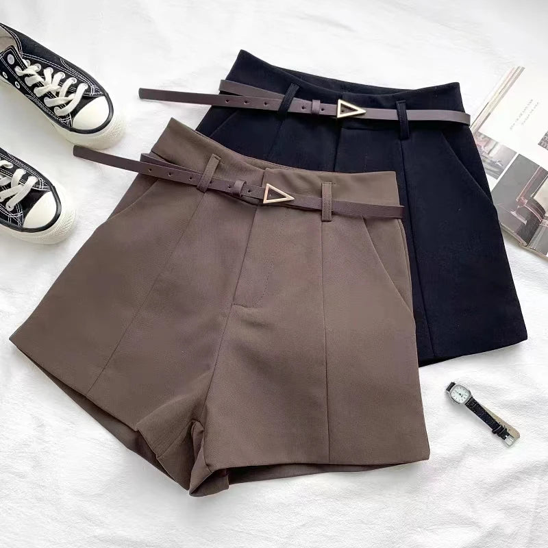 Short élégant pour femme avec taille haute et coupe droite