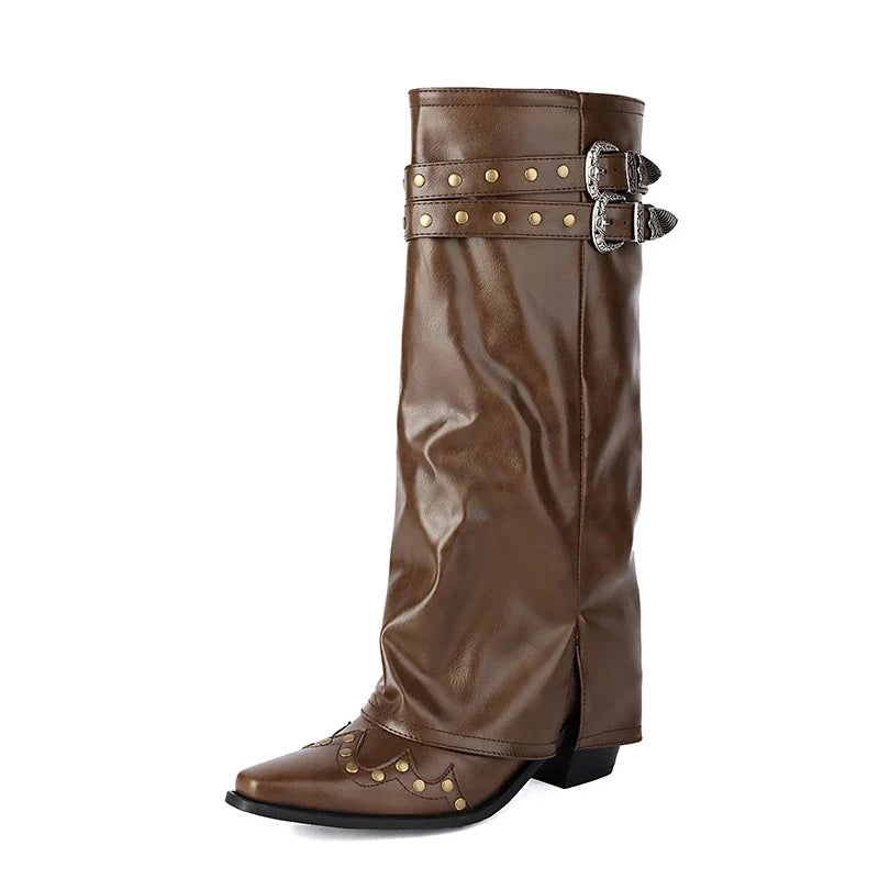 productfoto bruine western knielaars met studs op de neus – zijaanzicht links