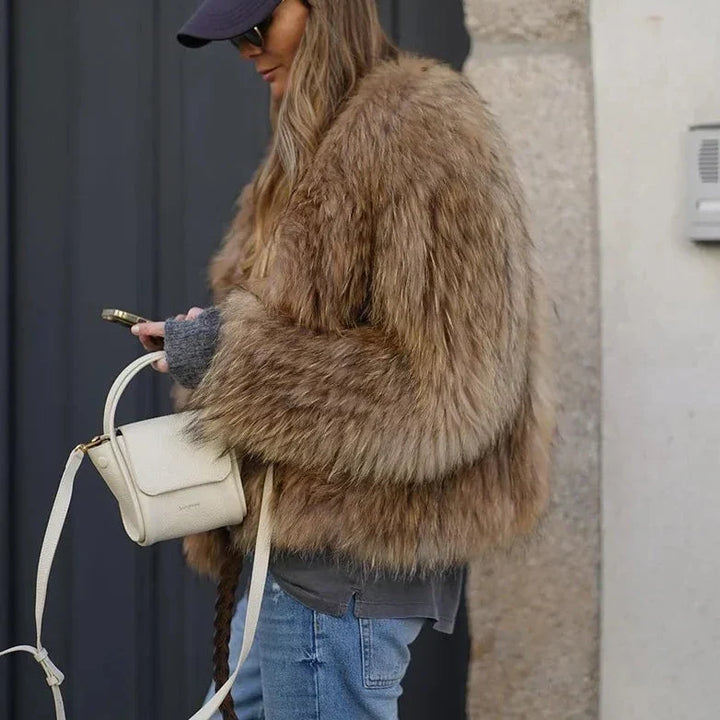 Pluizige Faux-Fur Dames Winterjas met Lange Mouwen en Cropped Zoom