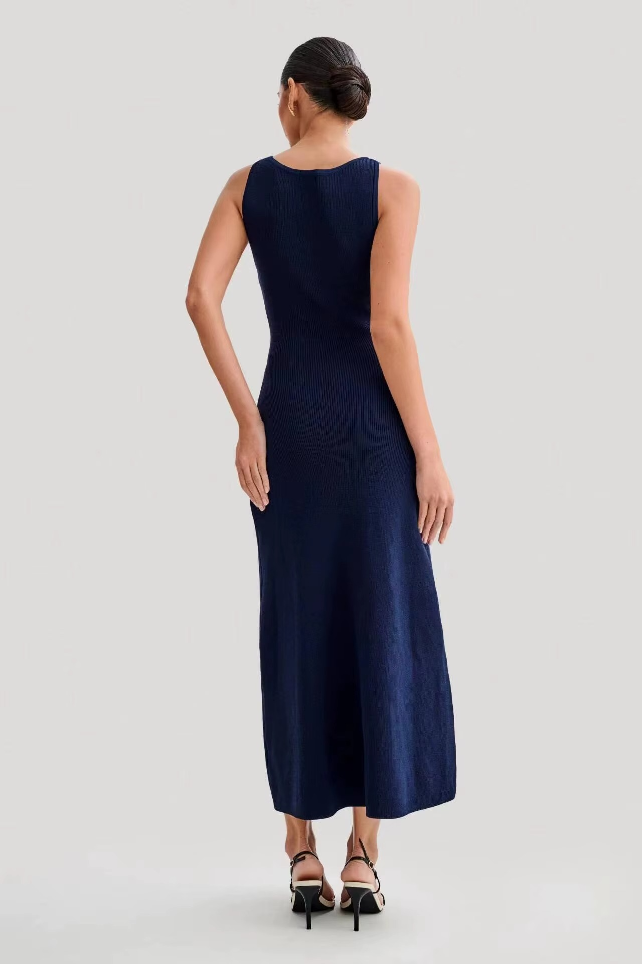 Gloria | Elegante Mouwloze Gebreide Jurk met Knoopsluiting