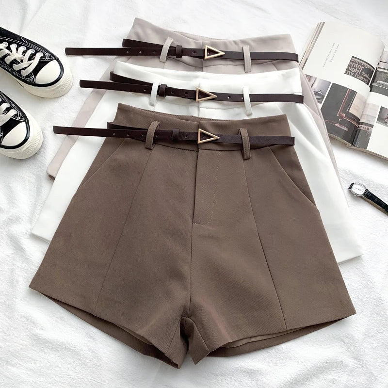 Short élégant pour femme avec taille haute et coupe droite