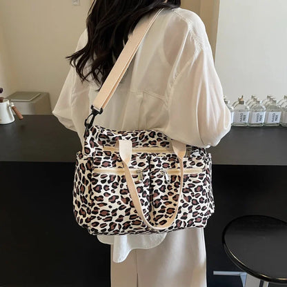 Tessi | Praktische Leopard Schoudertas met Vakken