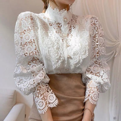 Tonja | Vintage Kantblouse met Parelknopen