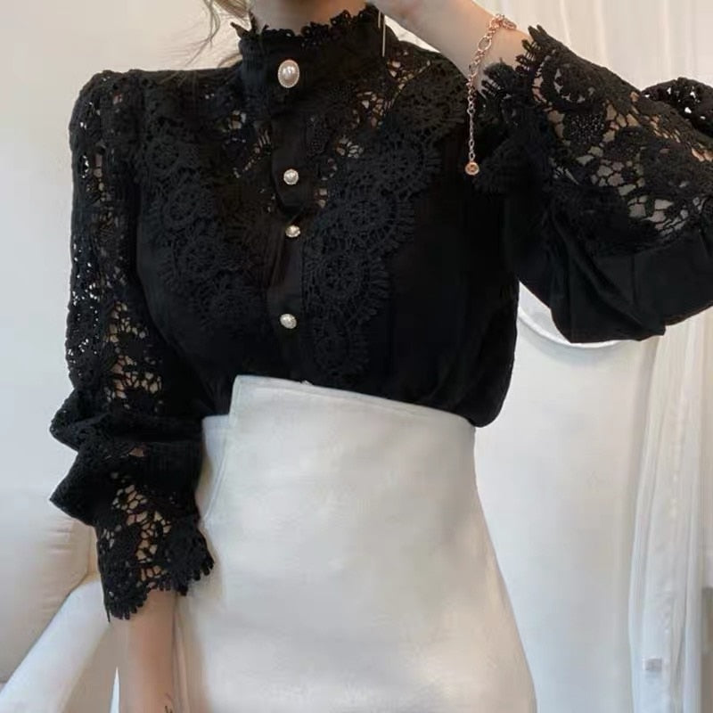 Tonja | Vintage Kantblouse met Parelknopen