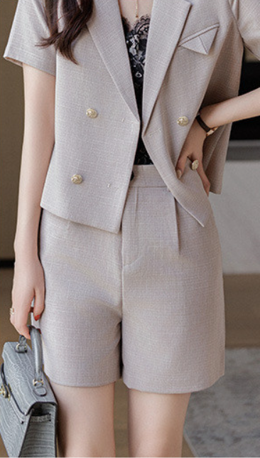 Desha | Dwuczęściowy zestaw z krótkim żakietem i szortami