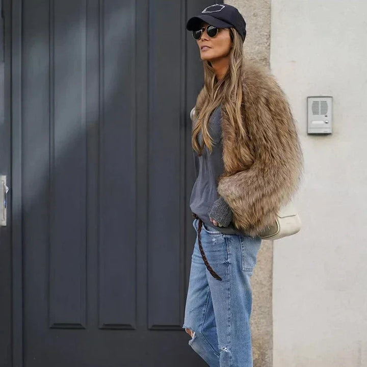 Pluizige Faux-Fur Dames Winterjas met Lange Mouwen en Cropped Zoom