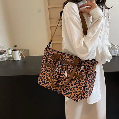 Tessi | Praktische Leopard Schoudertas met Vakken