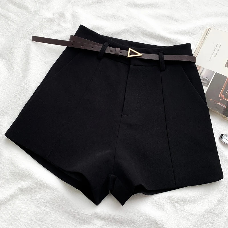 Short élégant pour femme avec taille haute et coupe droite