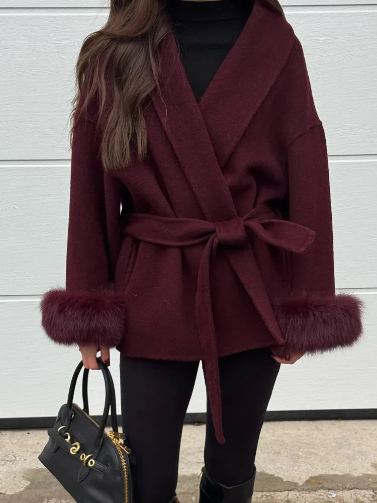 Manteau en mélange de laine de luxe pour femmes avec ceinture et manches en fausse fourrure