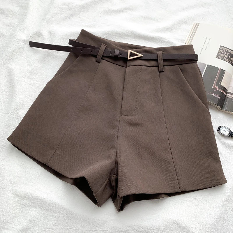 Short élégant pour femme avec taille haute et coupe droite