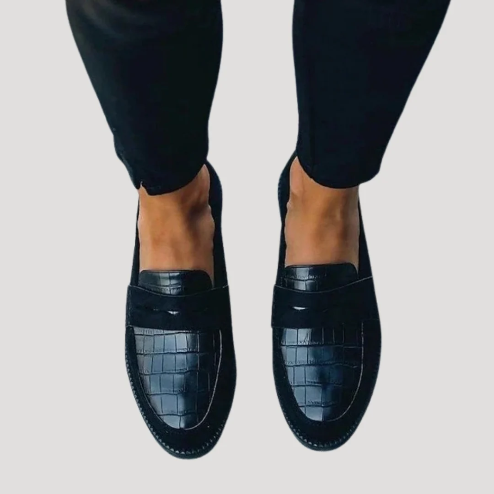 Mocassins en cuir noirs pour femmes avec coupe classique slip-on