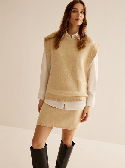 Warme Vrouwen Beige Gebreide Set met Mouwloos Vest en Mini Rok