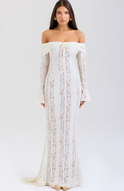 Chea | Luxe Off-Shoulder Kantjurk met Fishtail