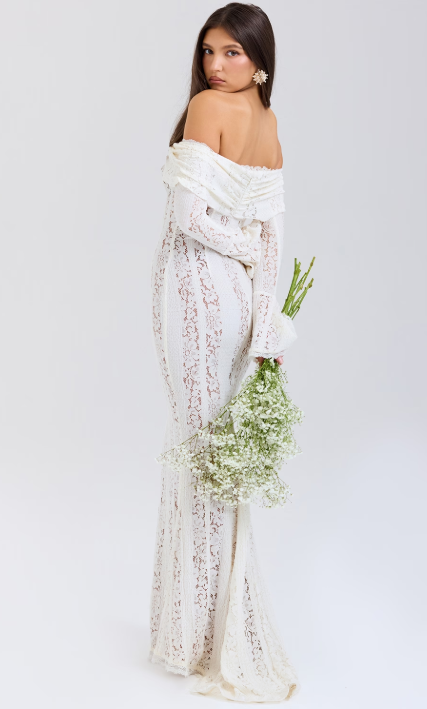 Chea | Luxe Off-Shoulder Kantjurk met Fishtail