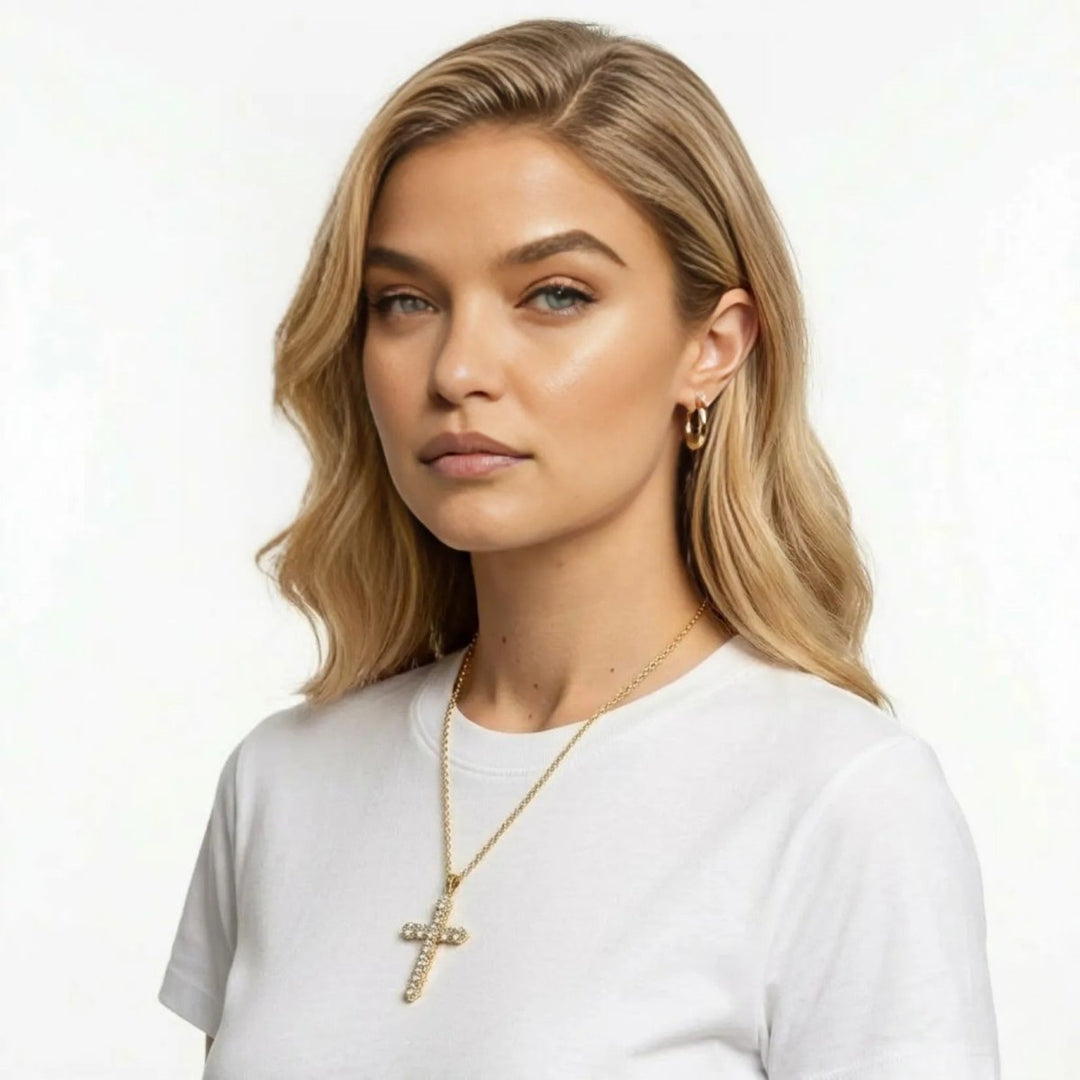 Luksusowy naszyjnik damski z krzyżem i detalami z cyrkonii