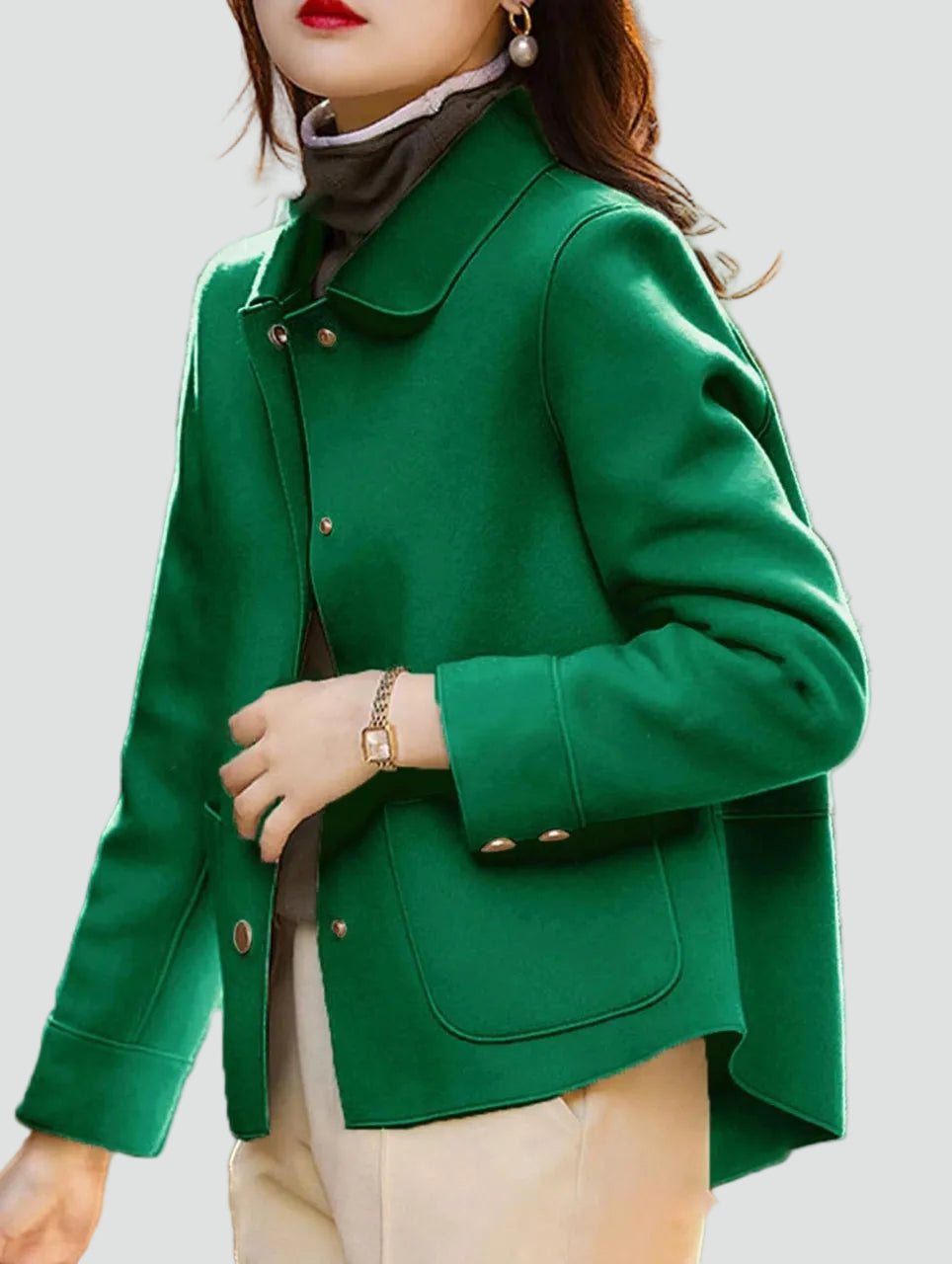 Cropped women's blazer with snap-button closure and patch pockets