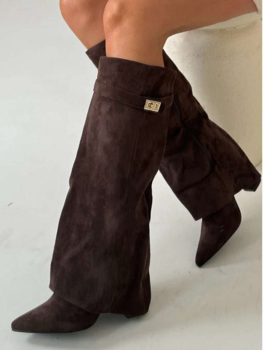 Bottes Élégantes en Suède Noir avec Détails Dorés pour Femmes - Emilia Lane