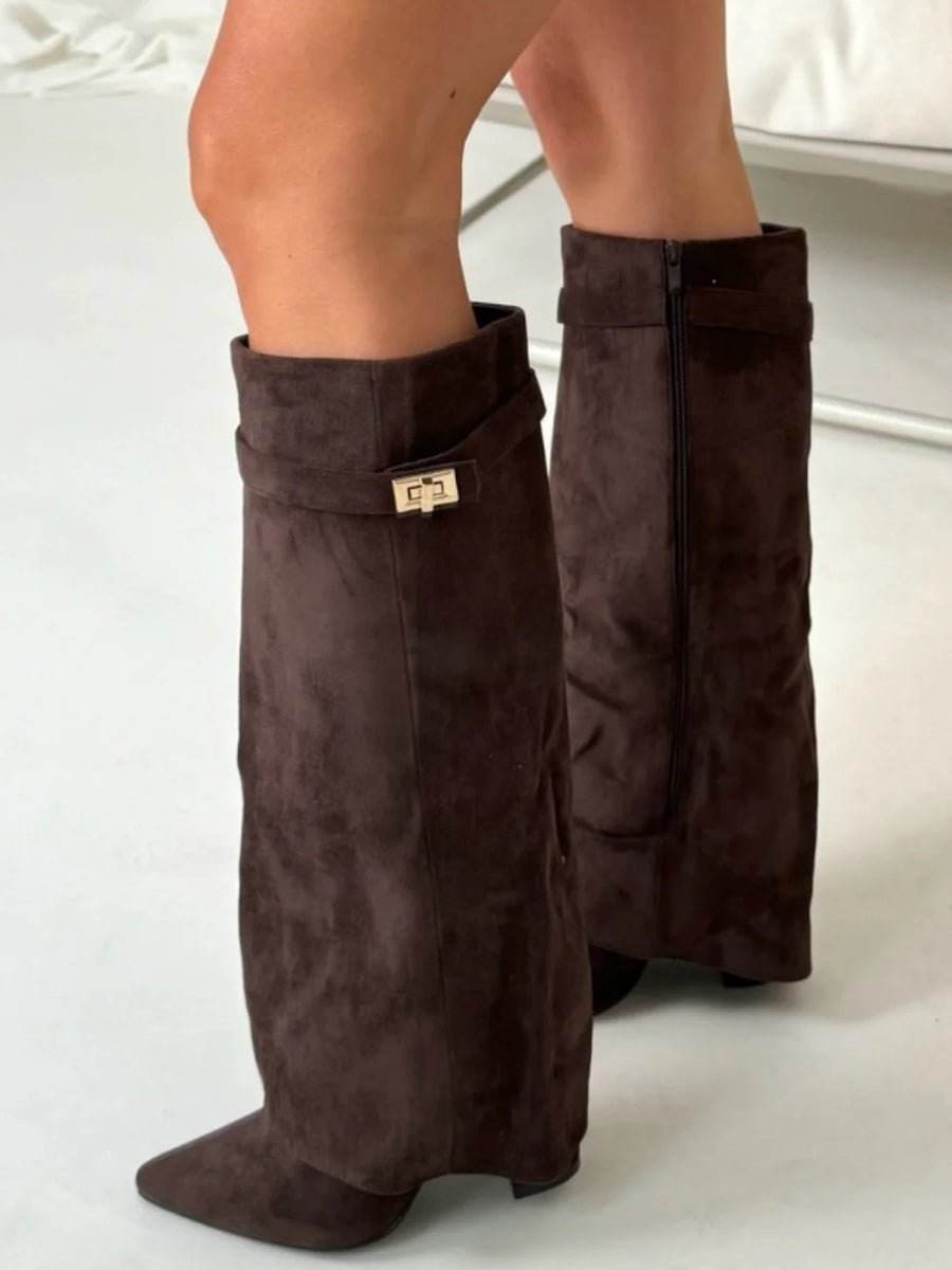 Bottes Élégantes en Suède Noir avec Détails Dorés pour Femmes - Emilia Lane