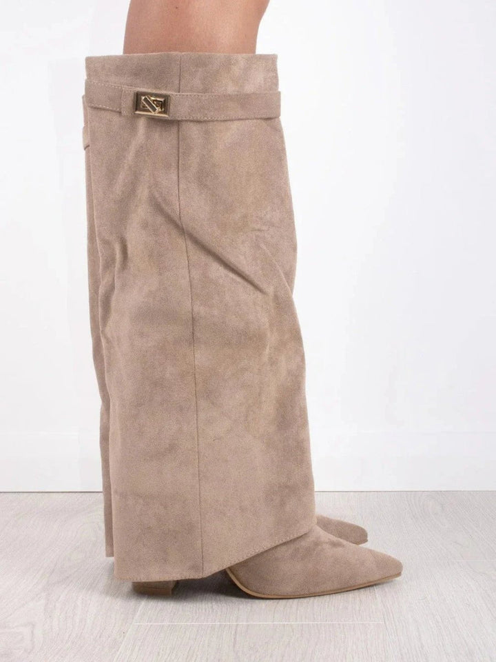 Bottes Élégantes en Suède Noir avec Détails Dorés pour Femmes - Emilia Lane