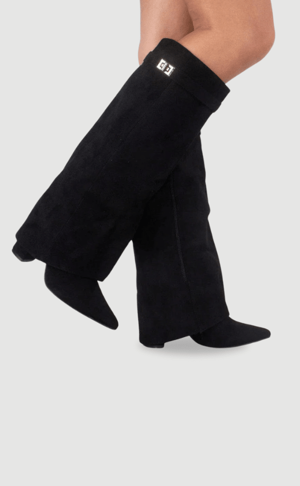 Bottes Élégantes en Suède Noir avec Détails Dorés pour Femmes - Emilia Lane