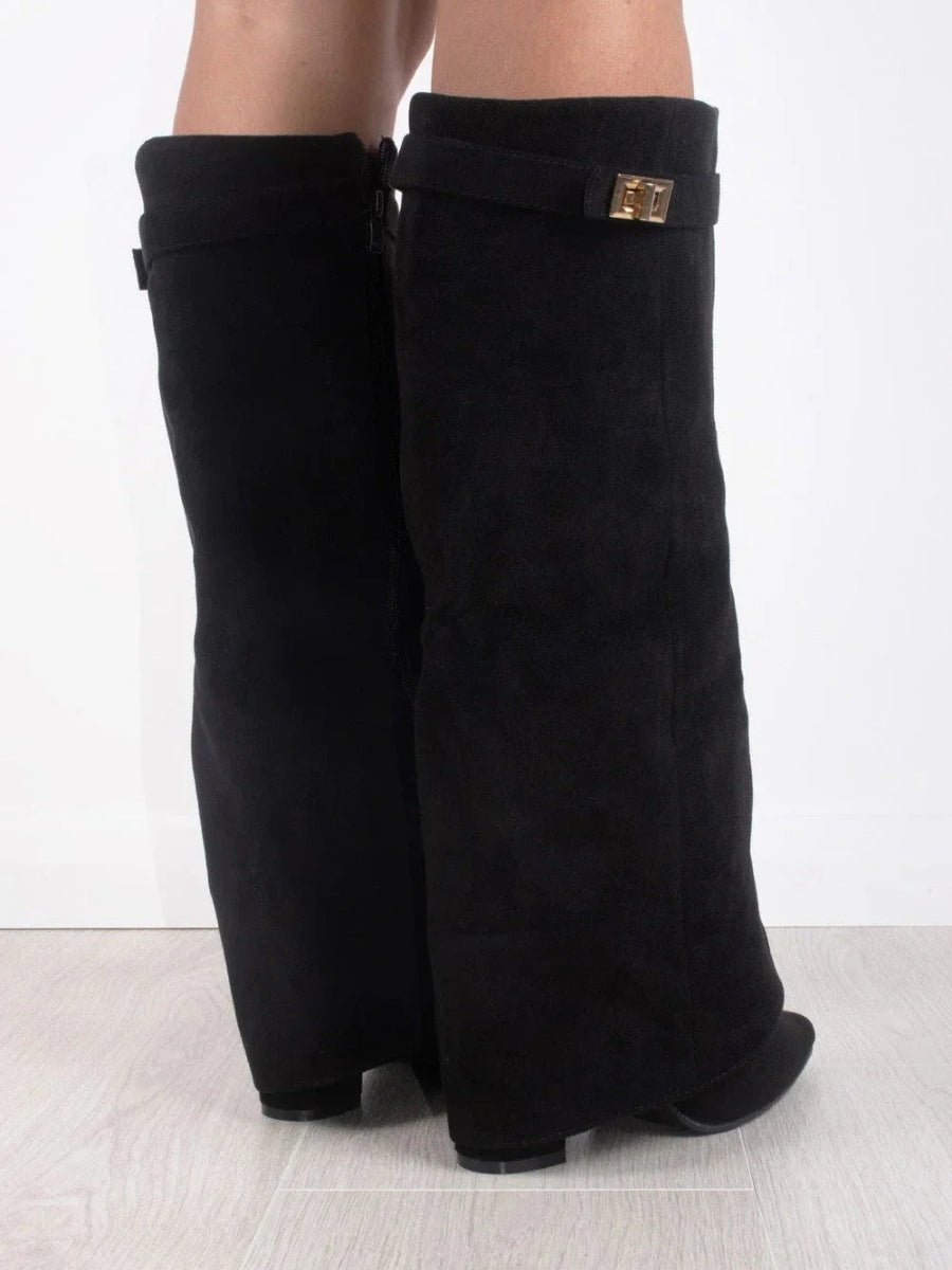 Bottes Élégantes en Suède Noir avec Détails Dorés pour Femmes - Emilia Lane