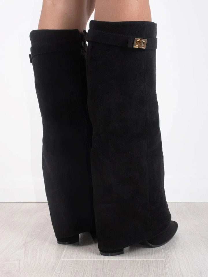 Bottes Élégantes en Suède Noir avec Détails Dorés pour Femmes - Emilia Lane