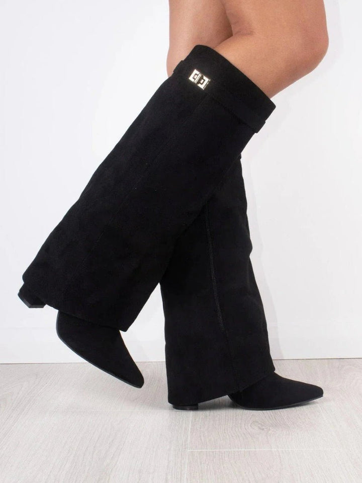 Bottes Élégantes en Suède Noir avec Détails Dorés pour Femmes - Emilia Lane