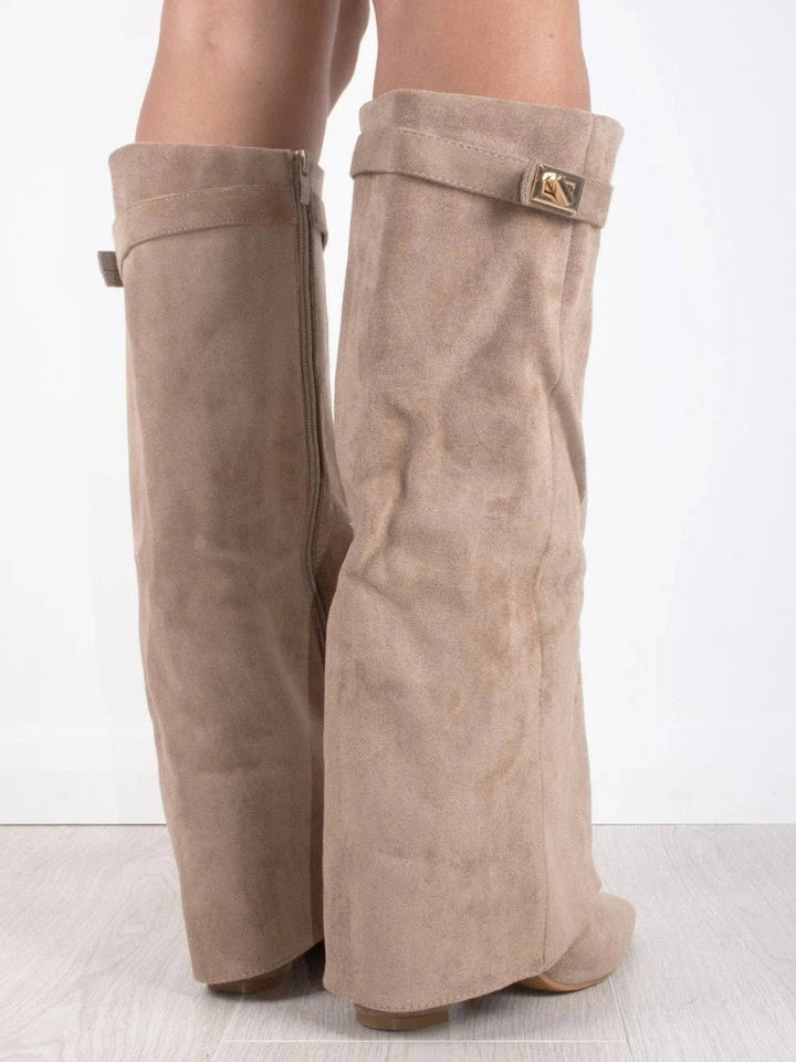 Bottes Élégantes en Suède Noir avec Détails Dorés pour Femmes - Emilia Lane