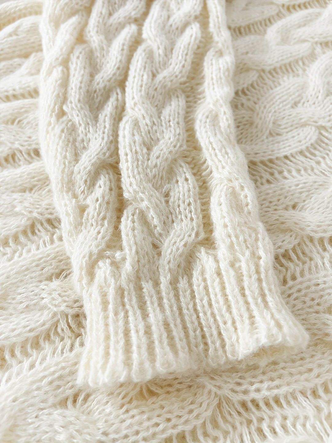 Losvallende Kabelgebreide Dames Sweater met Capuchon en Geribde Boorden