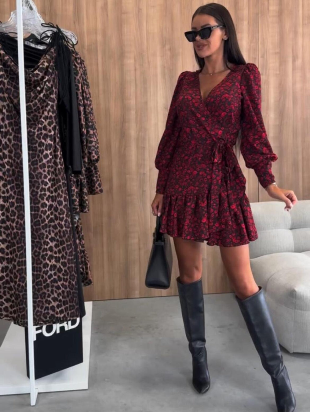 Robe mini A-line élégante pour femmes avec col en V et manches longues