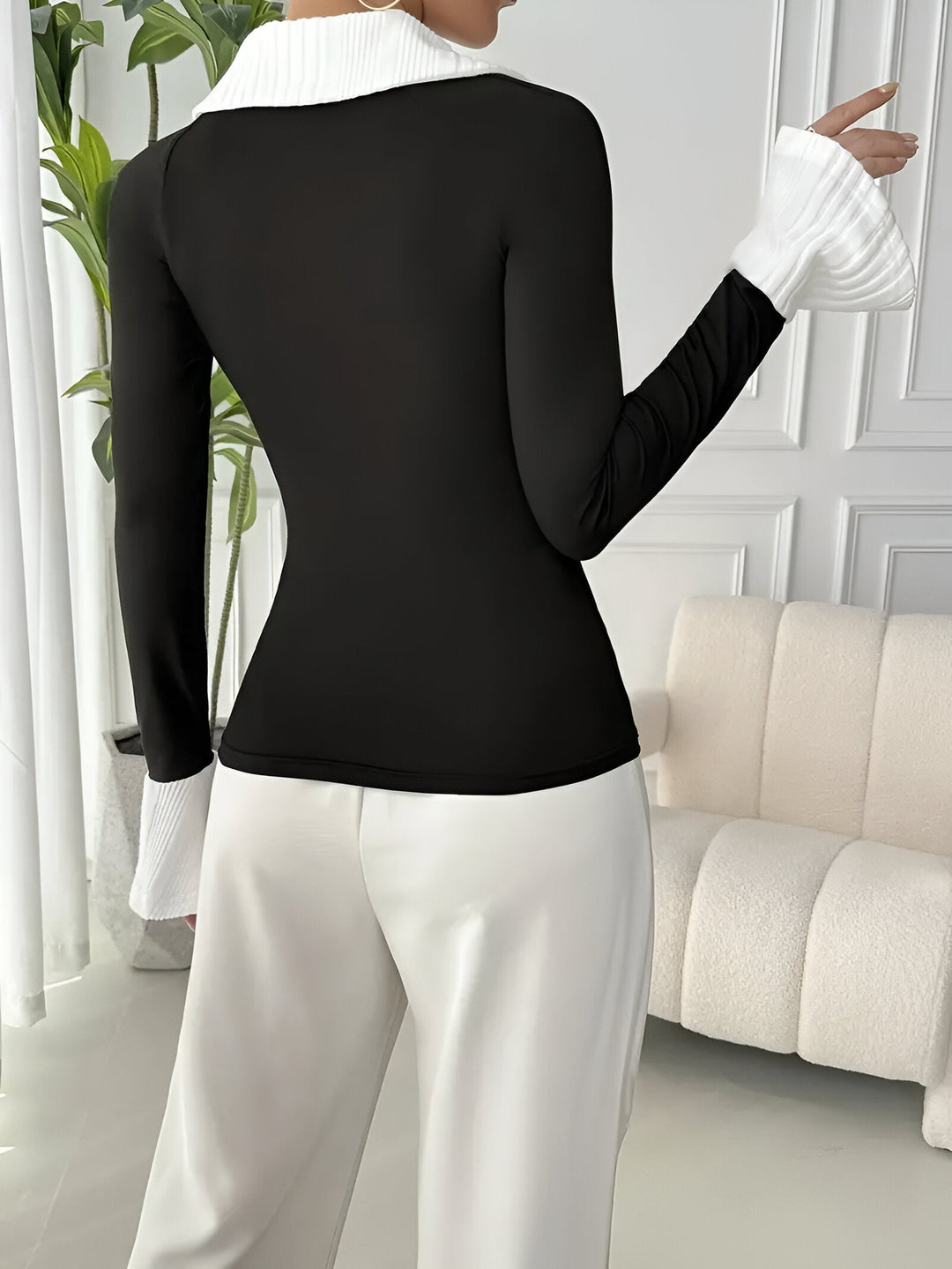 Pia | Contrasting top with collar and pleated cuffs