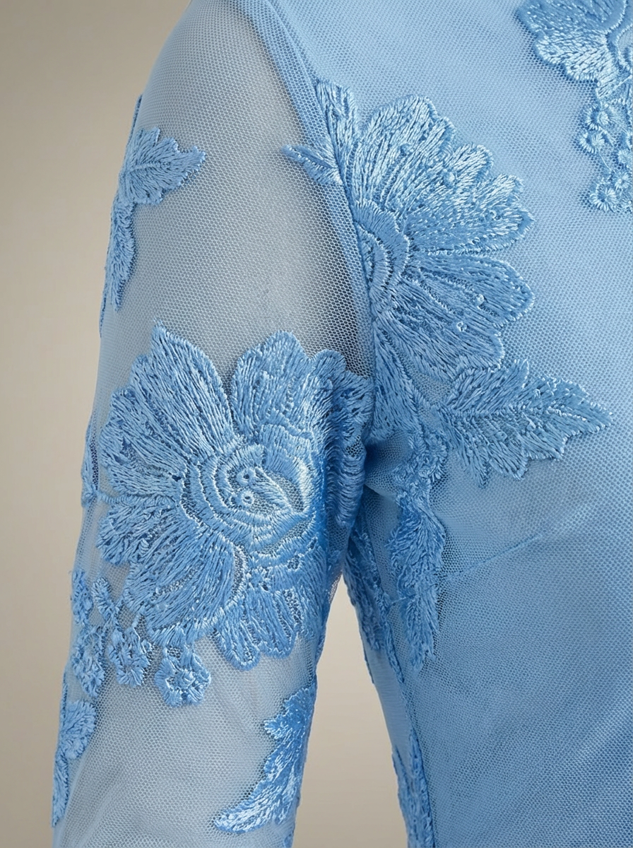 Świąteczna mini sukienka damska z kwiatowym nadrukiem i rozkloszowanymi rękawami