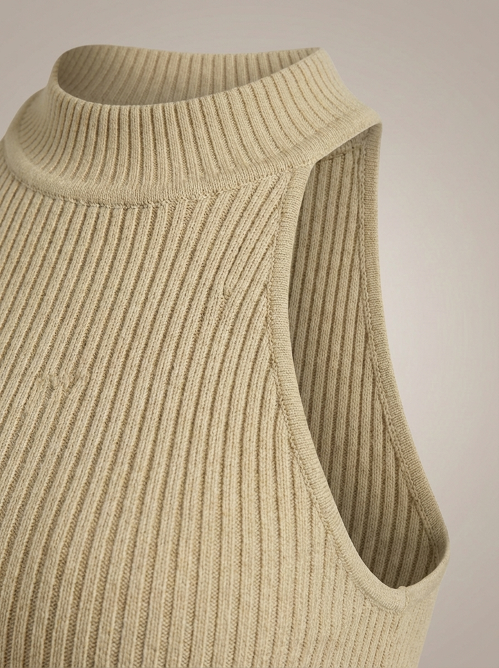 Stylowy damski krótki top halter z wysokim kołnierzem i prążkowanym detalem