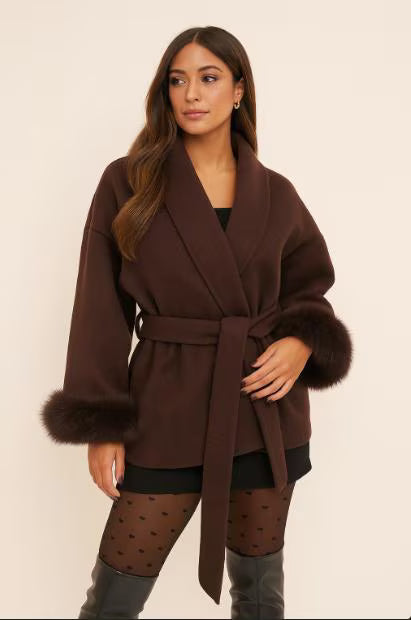 Manteau en mélange de laine de luxe pour femmes avec ceinture et manches en fausse fourrure
