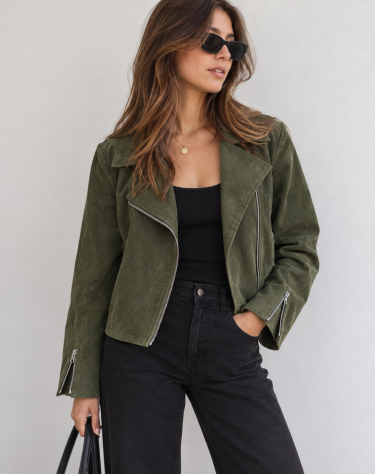 Stylowa damska skórzana kurtka motocyklowa z zamkiem i krótkim krojem