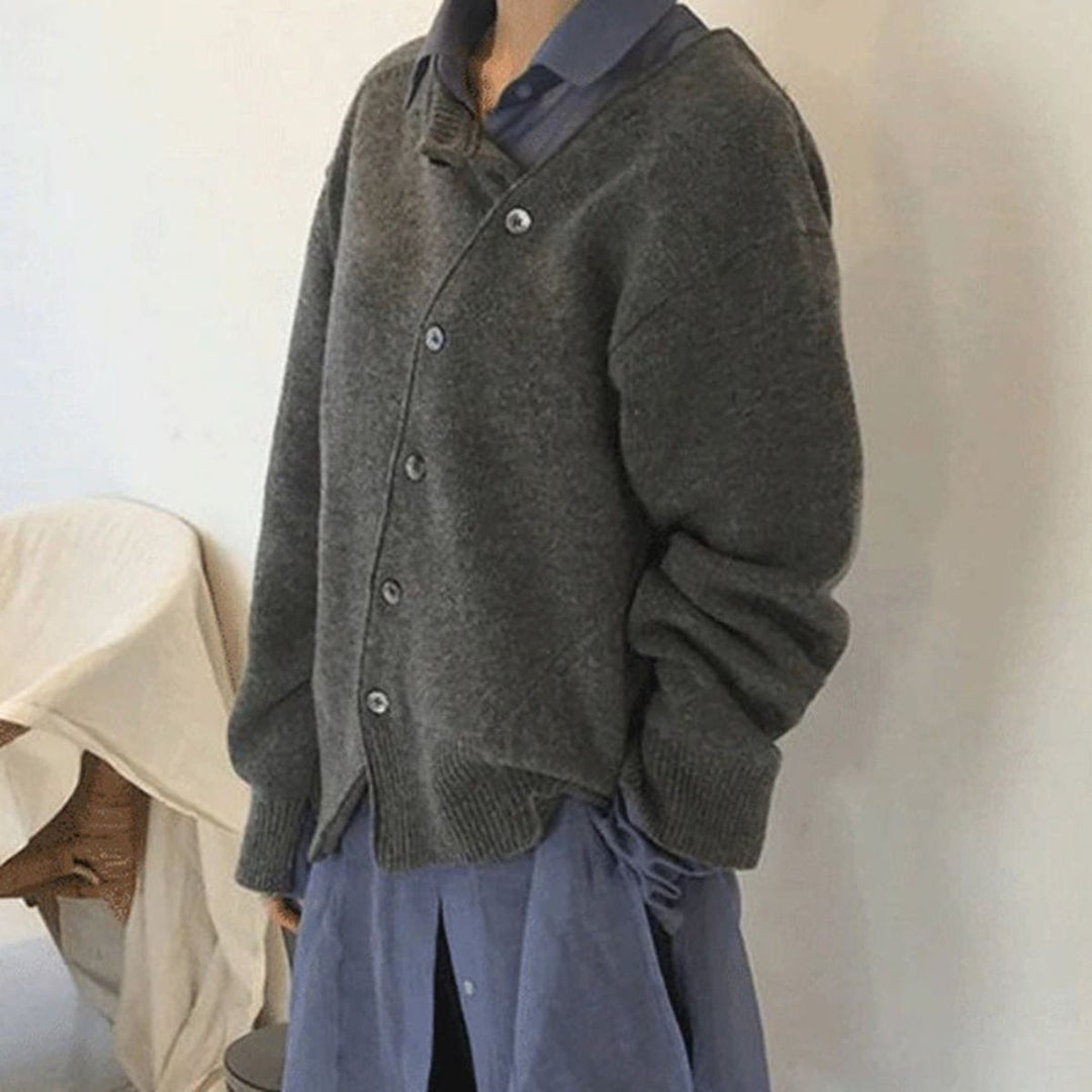 Loïs asymmetrisch knoop vest zijaanzicht met blauwe onderlaag