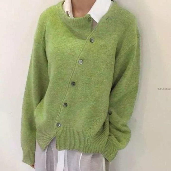 Loïs asymmetrisch knoop vest in groene kleurvariant, vooraanzicht